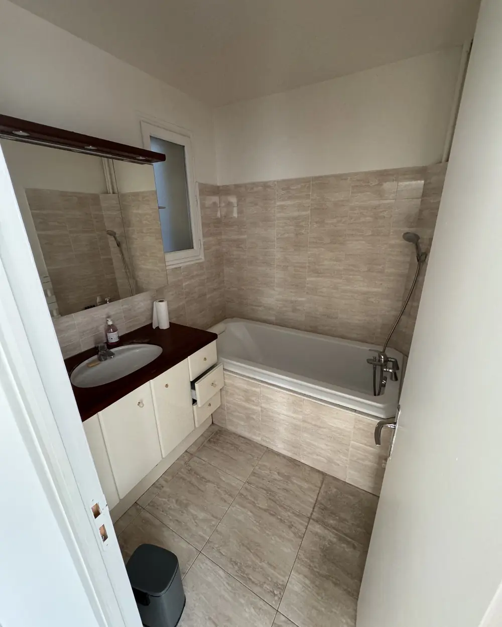 Appartement lumineux avant rénovation, Paris 17e