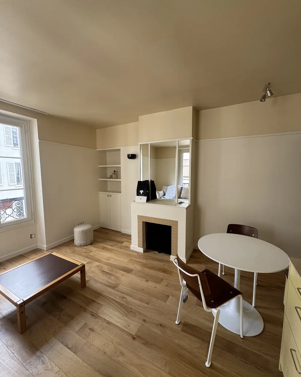 Après rénovation par DAR : séjour avec cheminée, Paris 7e