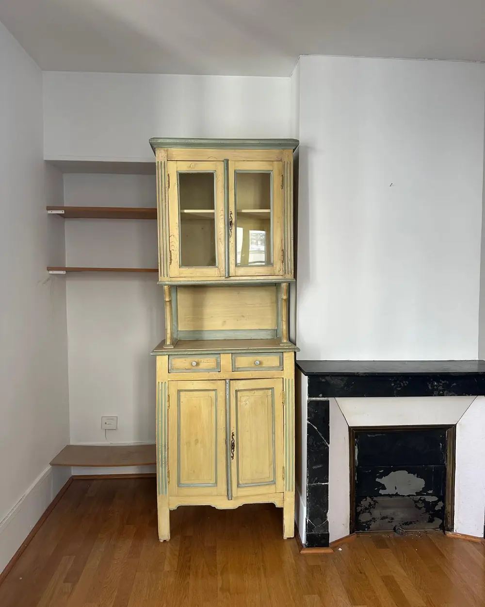 Avant travaux : séjour avec cheminée, Paris 7e