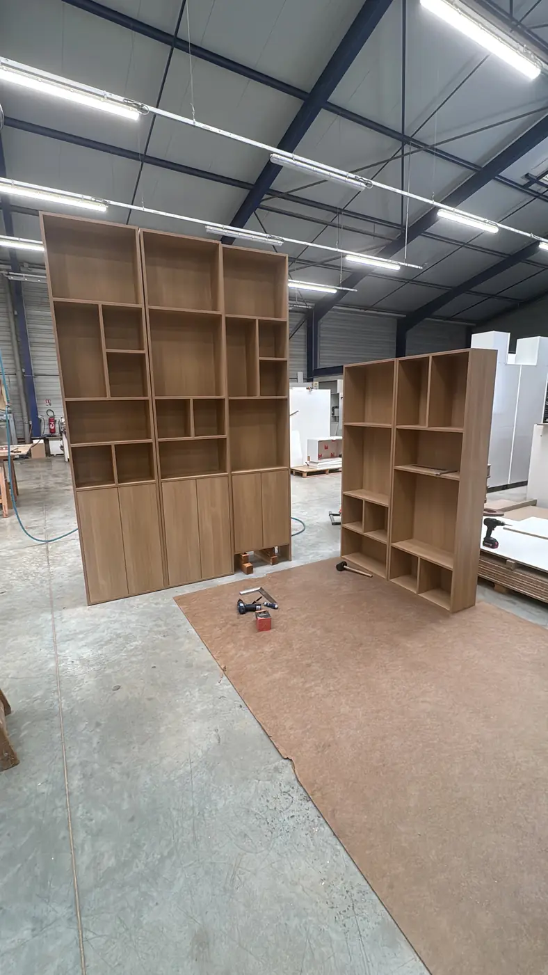 Bibliothèques sur mesure en fabrication