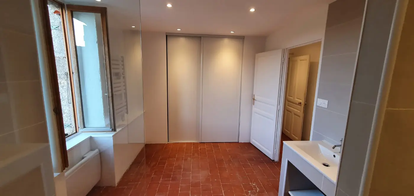 Salle de bains rénovée, vue d'ensemble