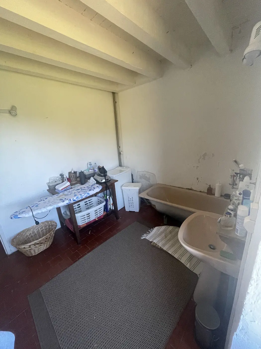Ancienne salle de bains, baignoire sur pieds