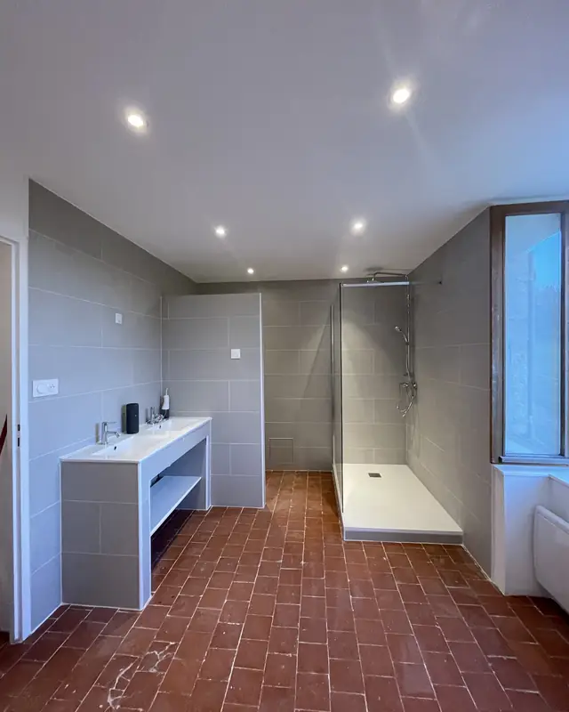 Salle de bains de maison ancienne rénové par DAR, Bourgogne
