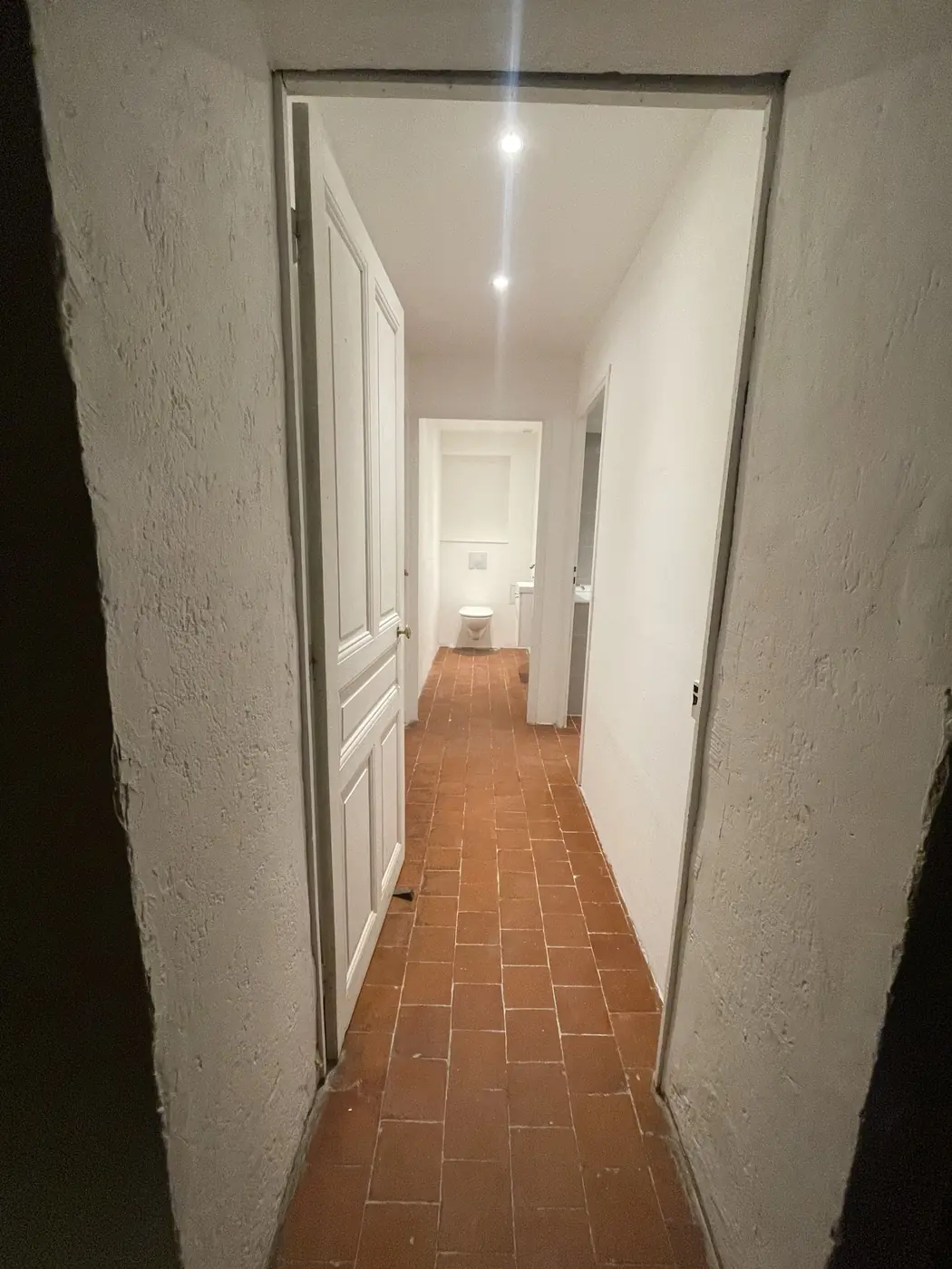 Couloir rénové sur tomettes