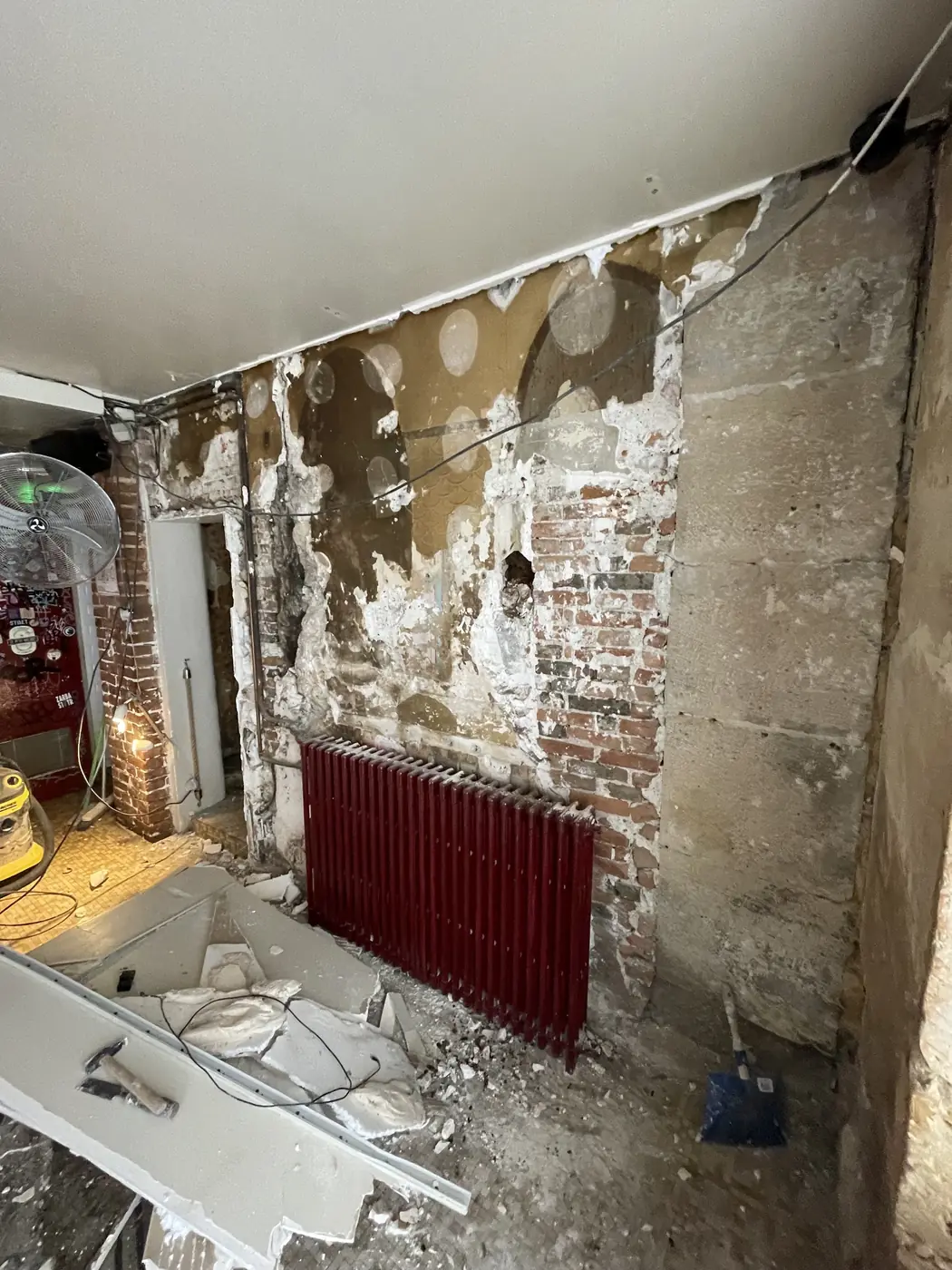 Mur avant travaux, enduits dégradés