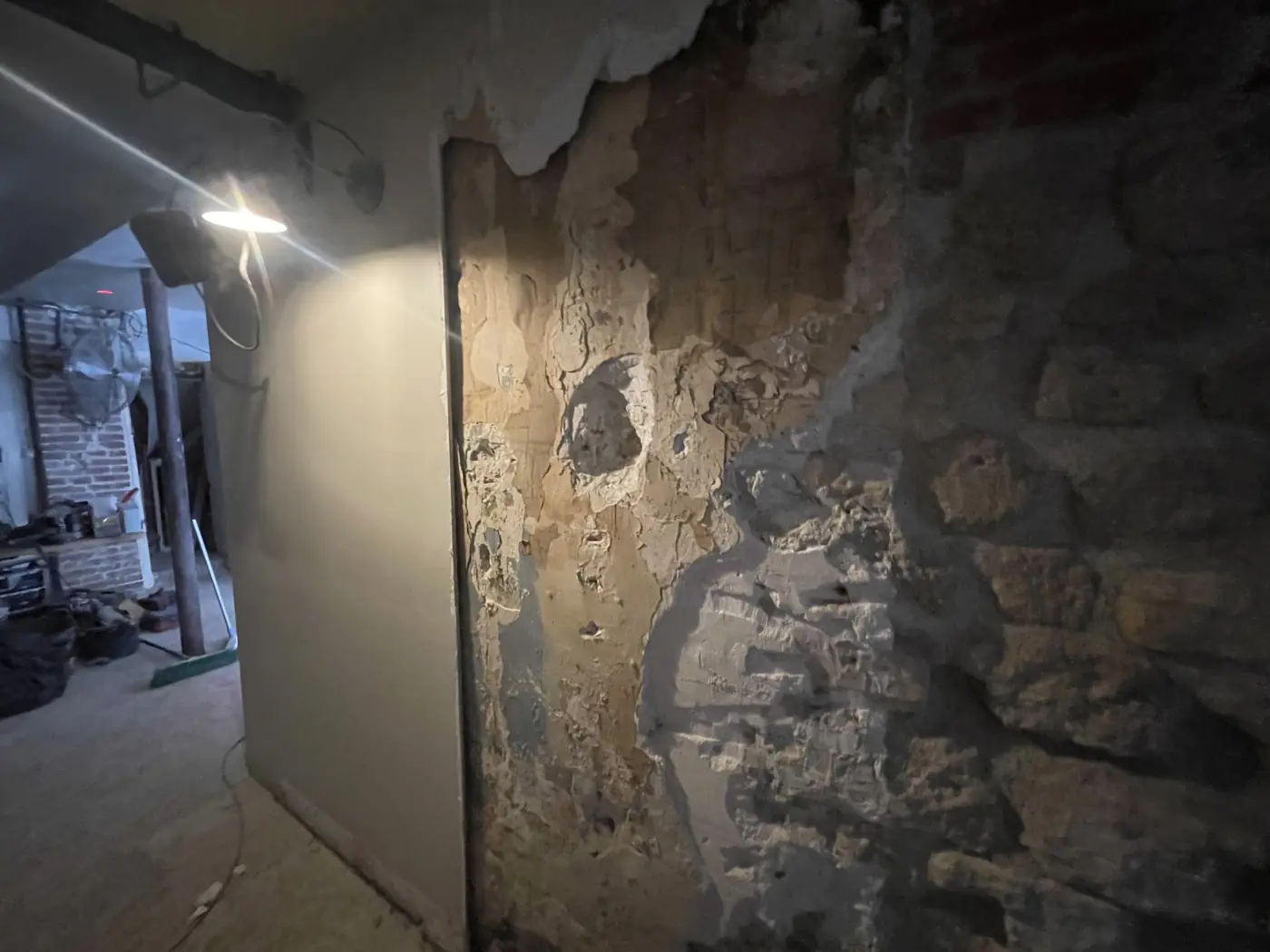 Mur en pierre mis à nu pendant les travaux
