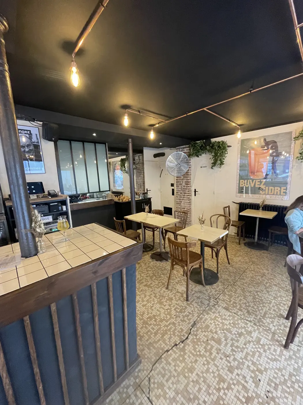 Salle de restaurant avec comptoir bois et suspensions