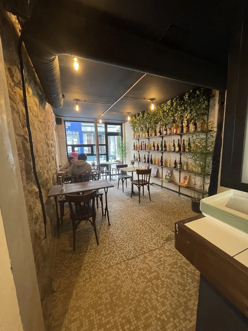 Salle avec mur végétal et mur en pierre apparente