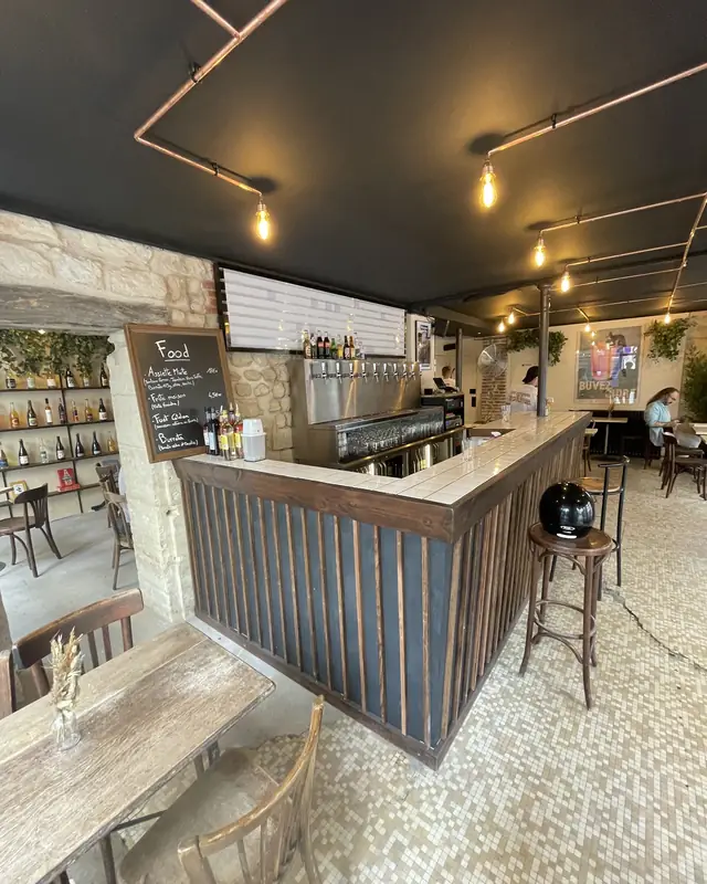 Restaurant rénové, Paris 17e