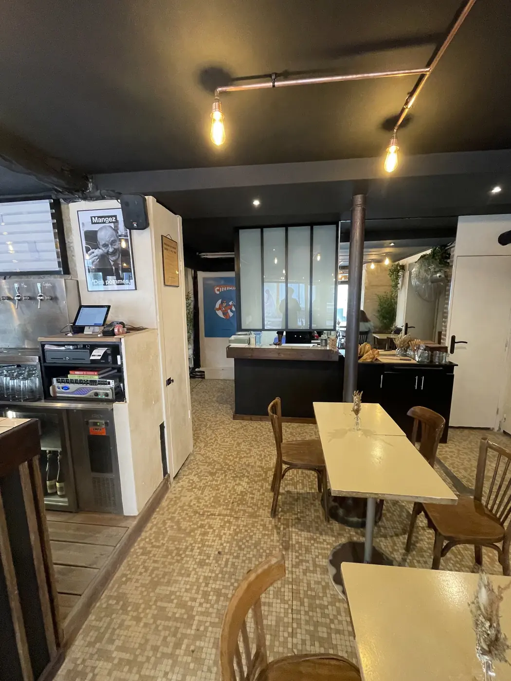 Salle et verrière vers l'office