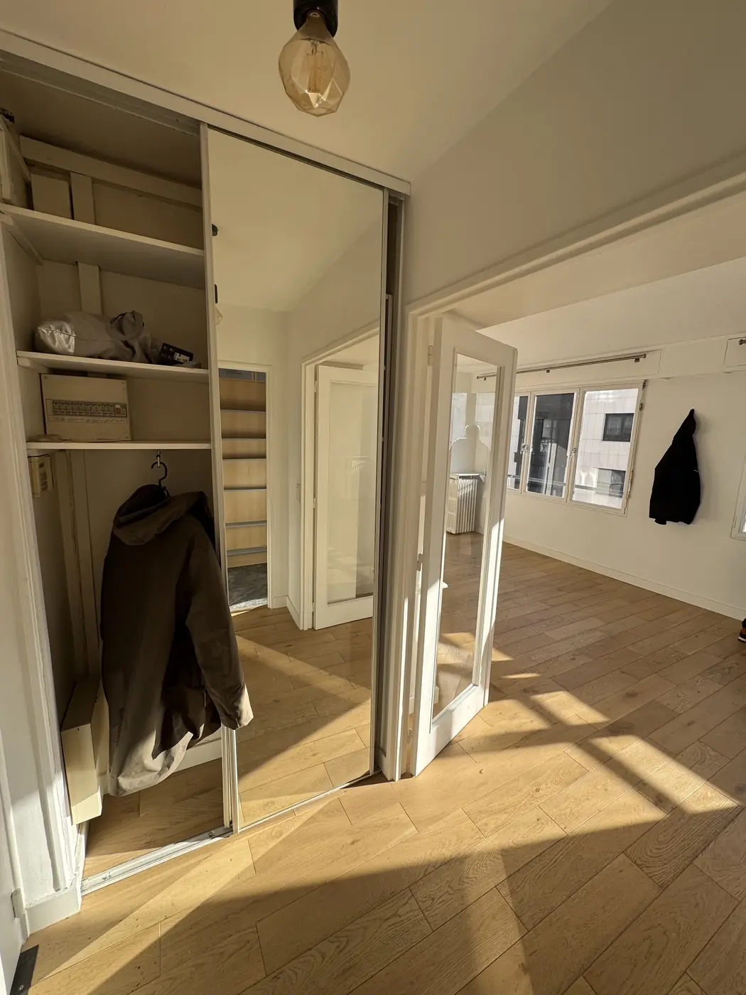 Entrée avec dressing et parquet