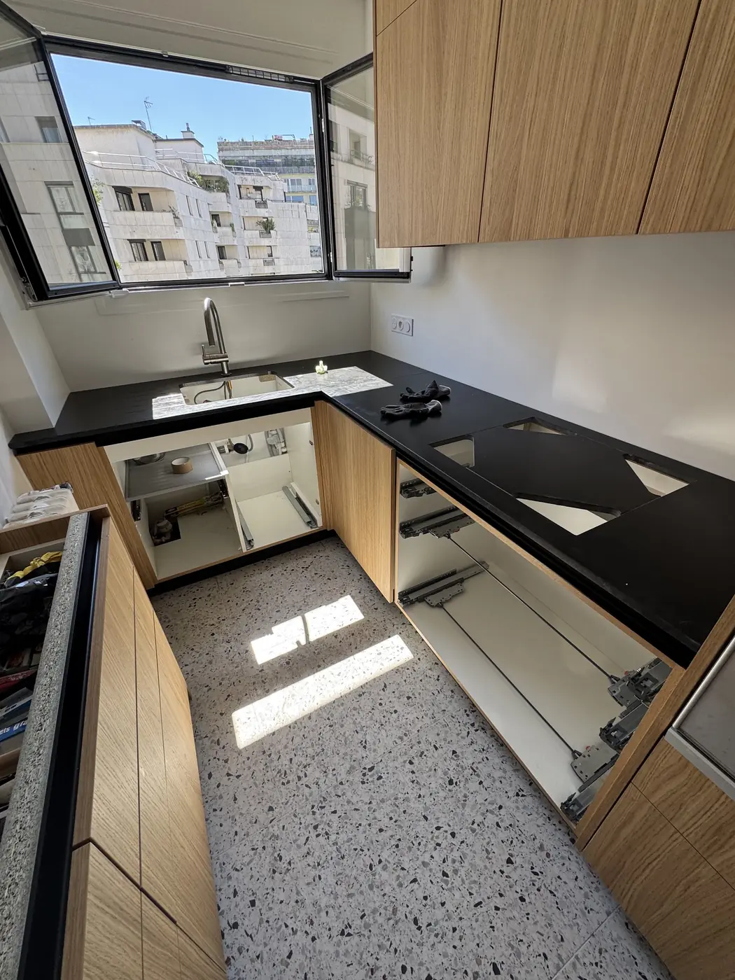 Cuisine en U baignée de lumière, façades bois