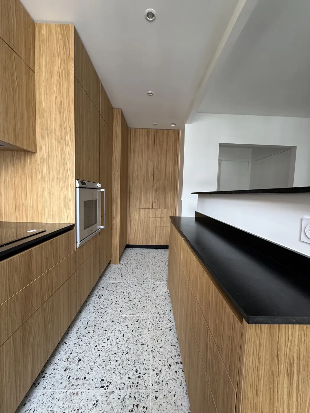 Cuisine linéaire bois avec colonnes four