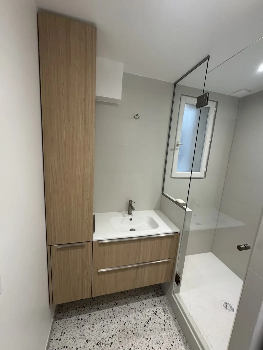 Salle d'eau avec meuble vasque bois et douche