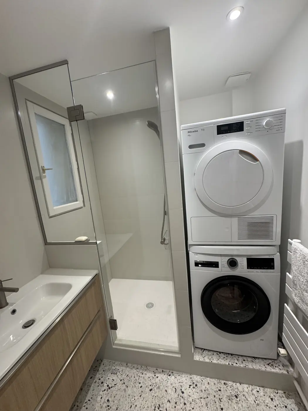 Salle d'eau avec colonne lave-linge sèche-linge intégrée