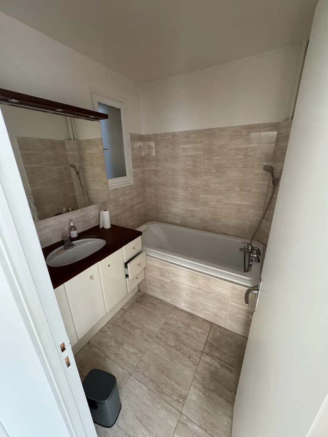 Appartement lumineux avant travaux, Paris 17e