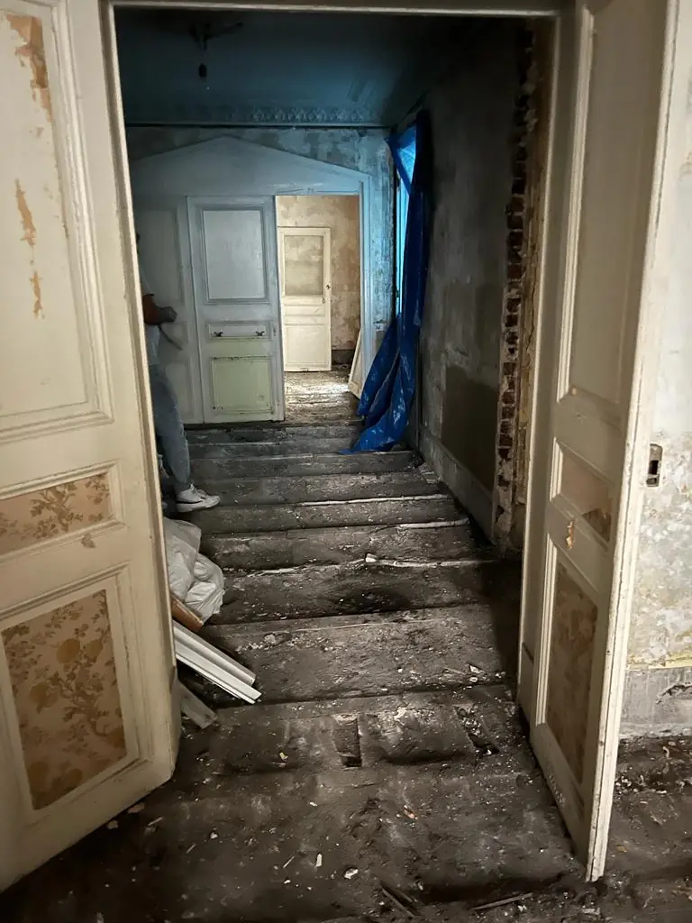 Couloir pendant la dépose des sols