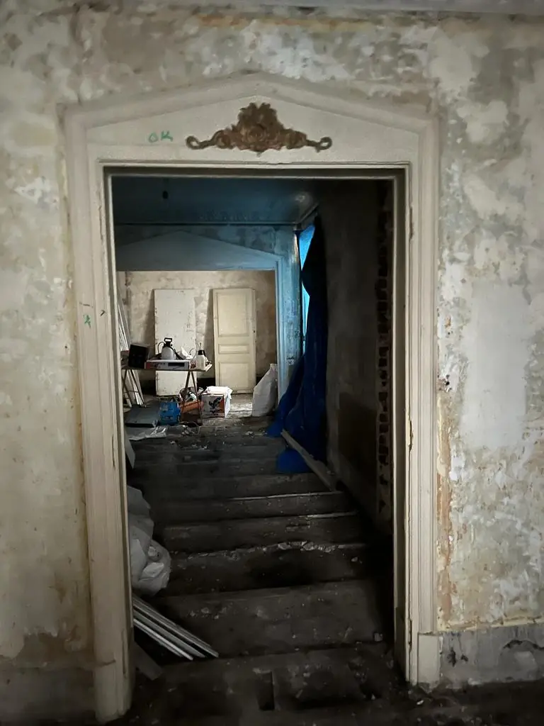 Entrée et moulures d'origine avant travaux