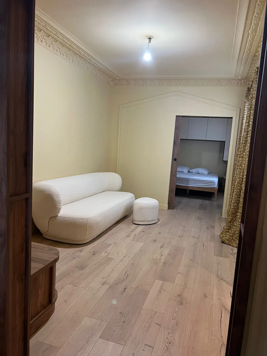 Salon lumineux avec canapé bouclette et parquet chêne clair, Paris 9e