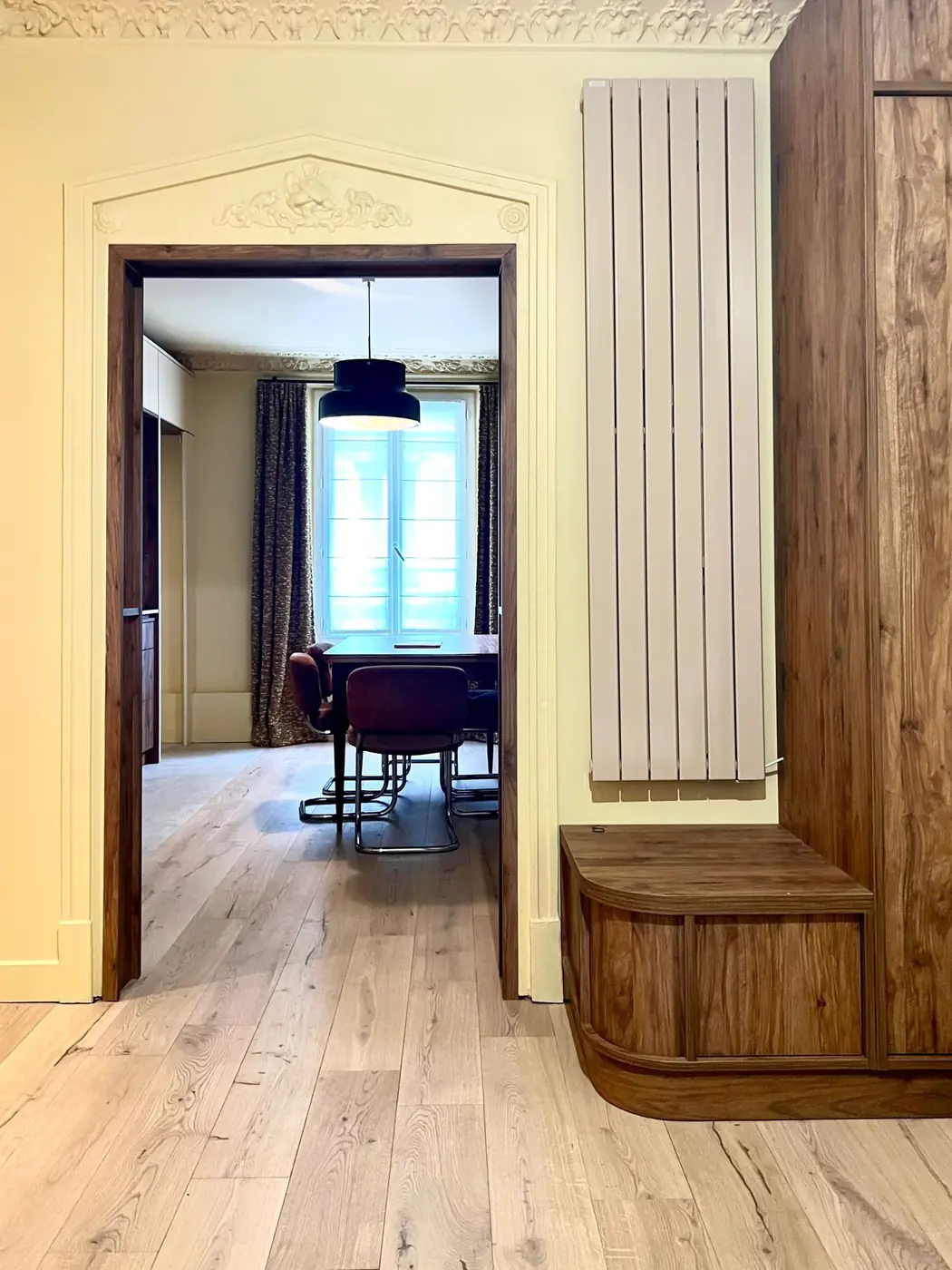 Enfilade de l'entrée vers la salle à manger avec rangement bois sur mesure