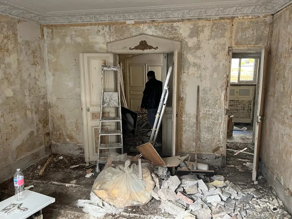 Démolition des cloisons pendant la rénovation
