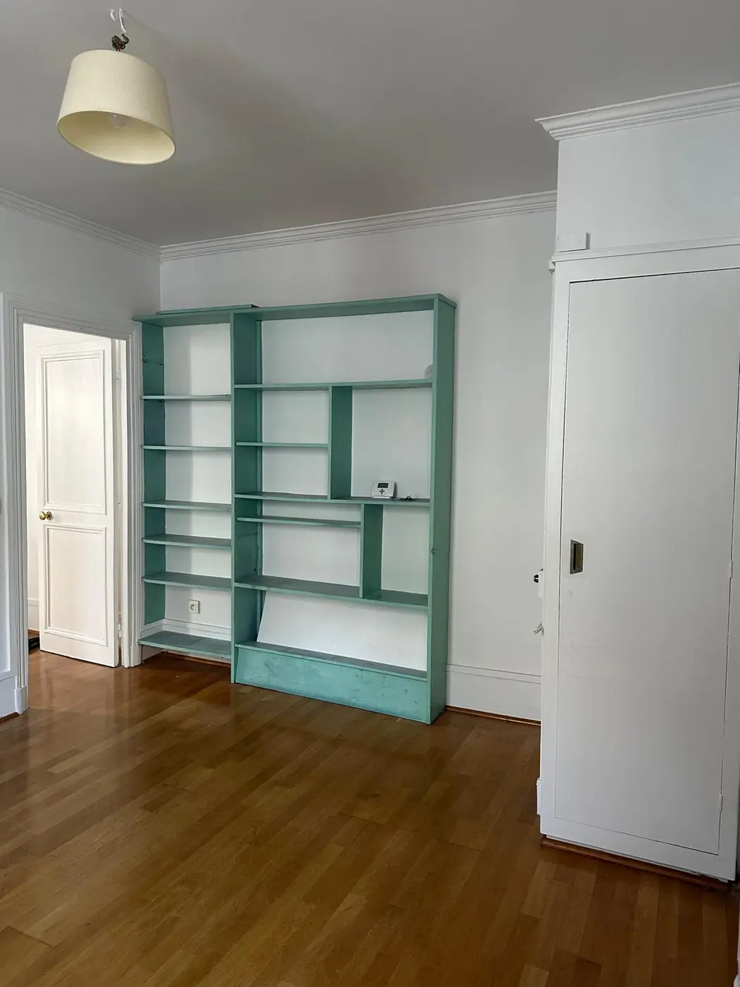 Bibliothèque sur mesure laquée vert d'eau
