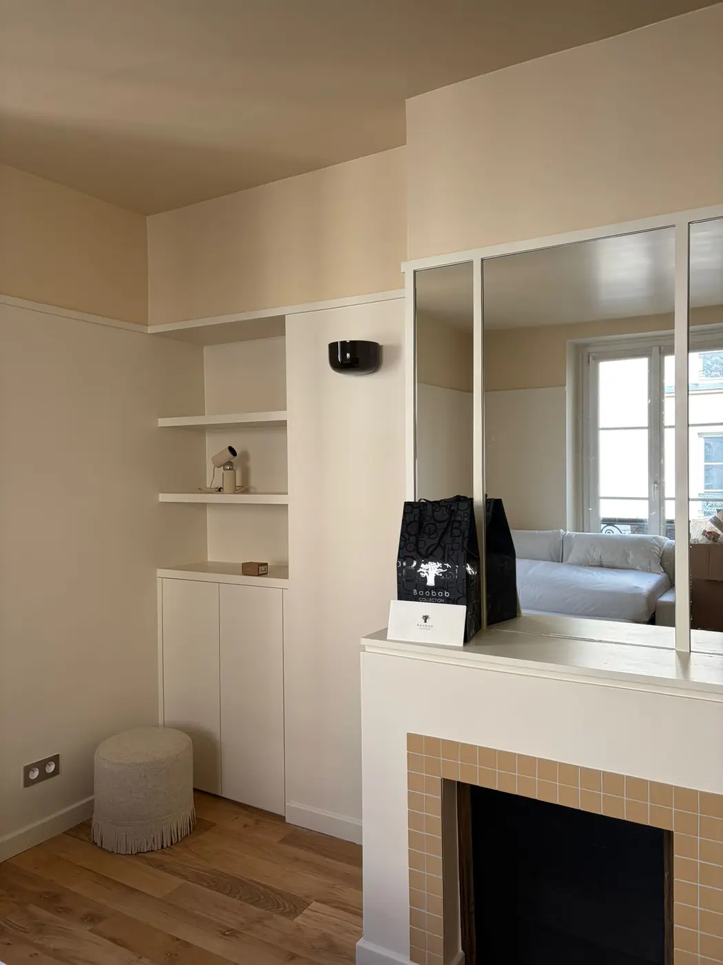 Cheminée, miroir et étagères intégrées
