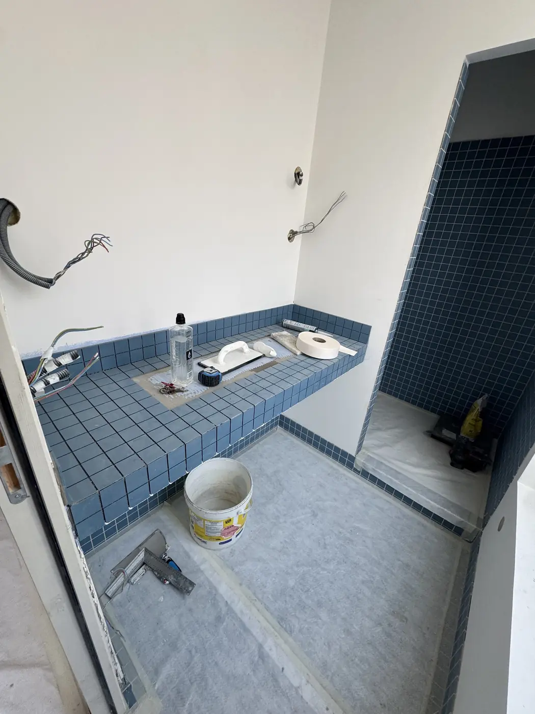 Salle de bains pendant la pose de la mosaïque