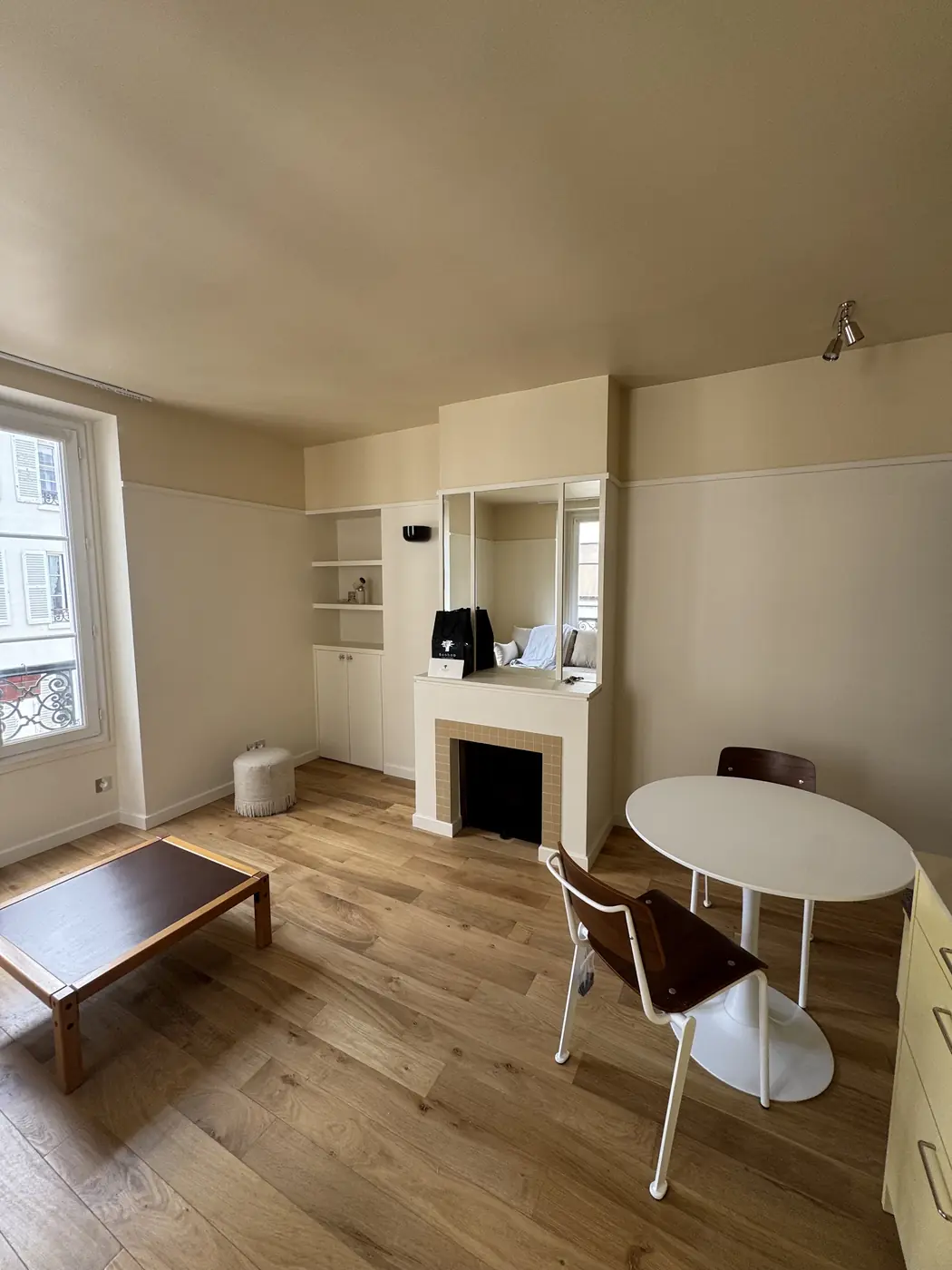 Séjour rénové avec cheminée, niches et parquet, Paris 7e
