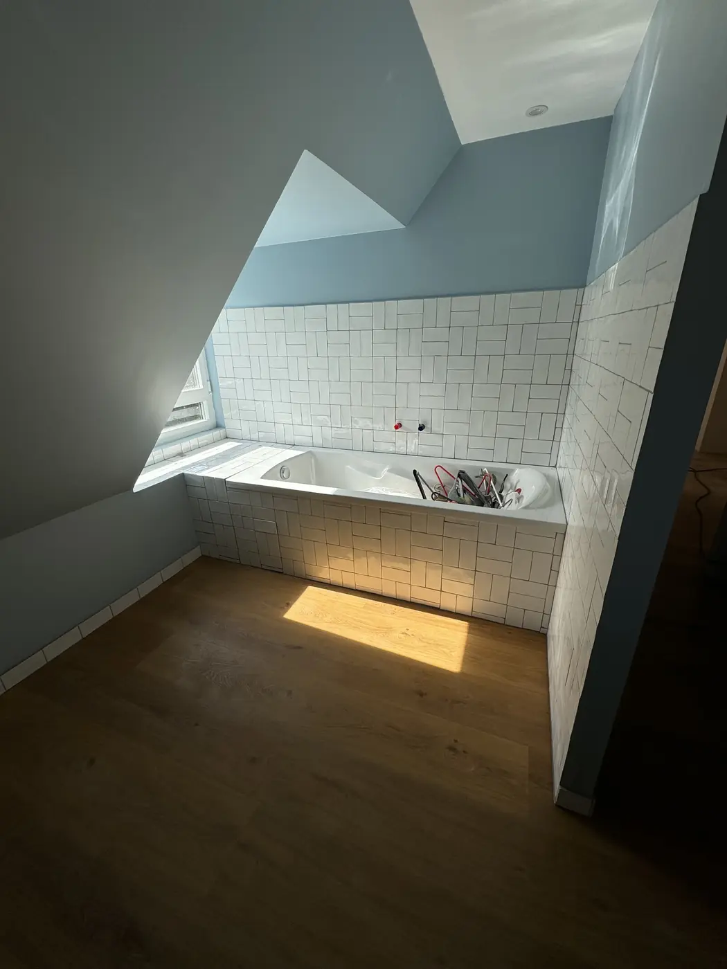 Baignoire encastrée sous la pente du toit