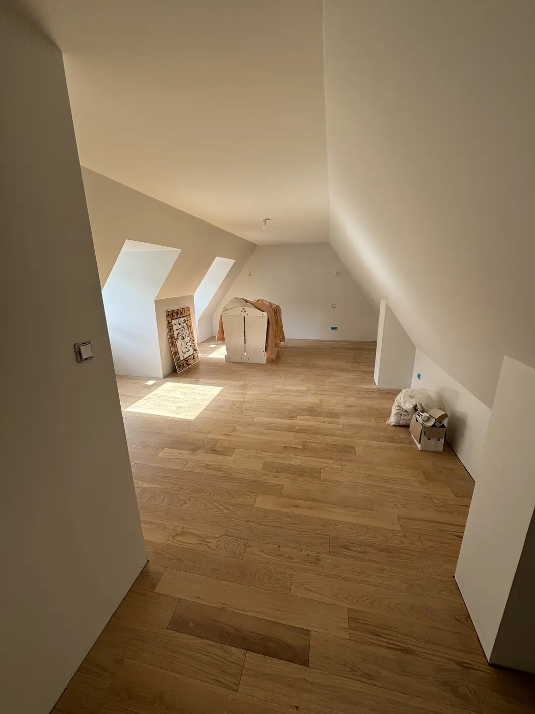 Chambre mansardée avec parquet chêne