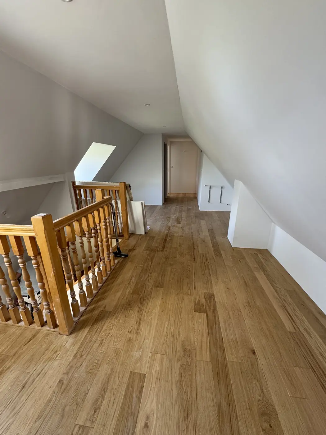 Palier sous combles et parquet chêne