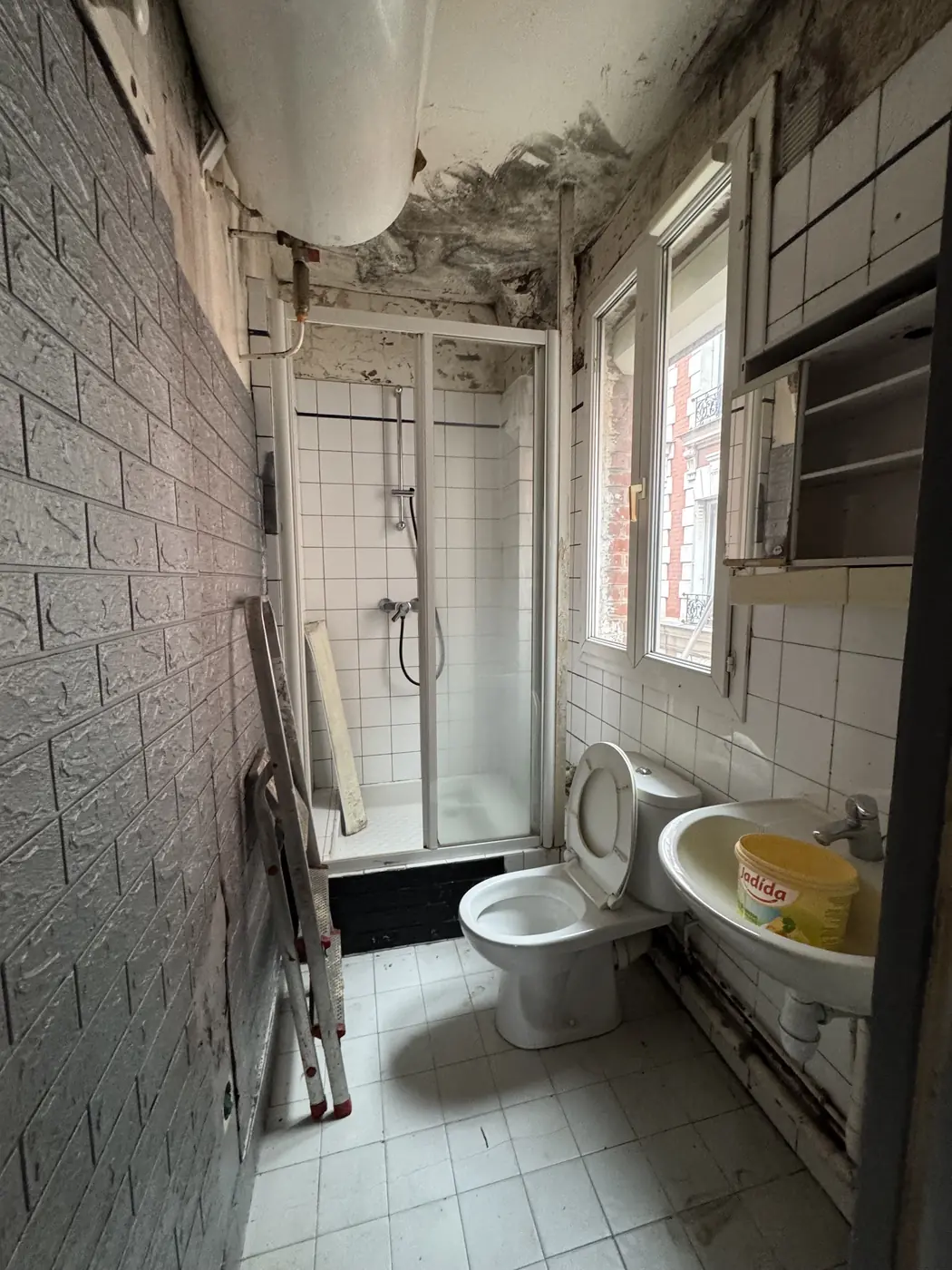 Ancienne salle de bains avant rénovation
