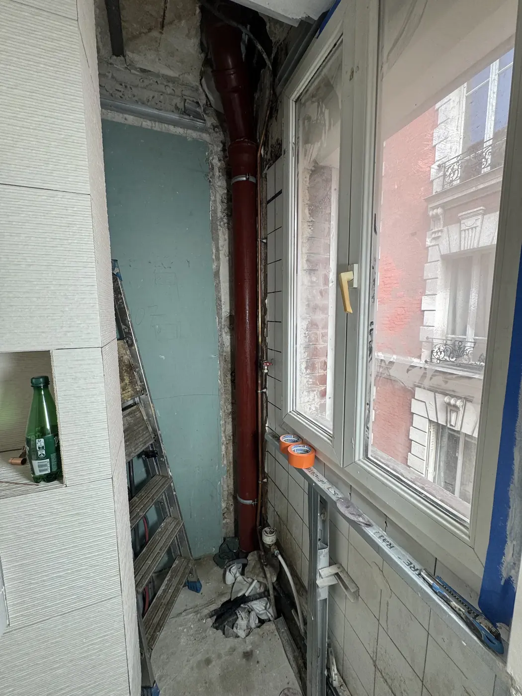 Salle d'eau en cours de carrelage