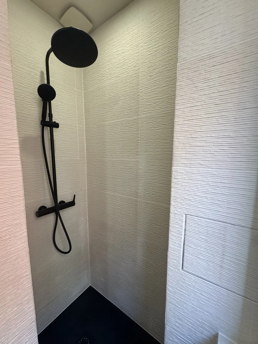 Douche avec robinetterie noire