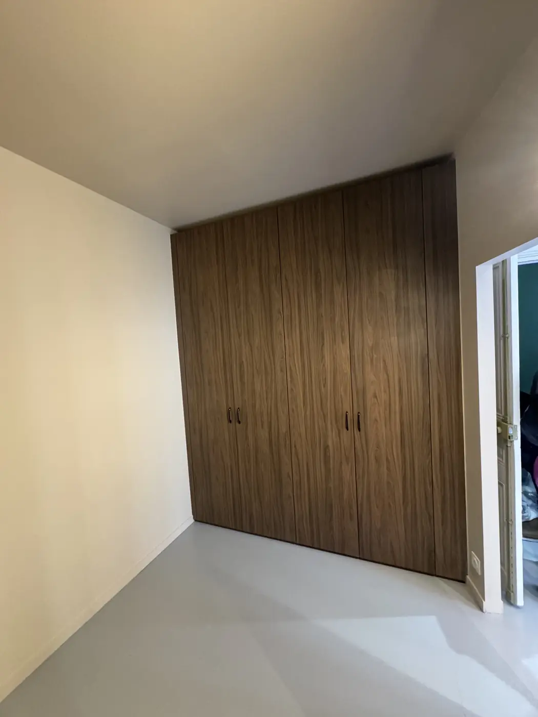 Dressing en bois foncé sur mesure