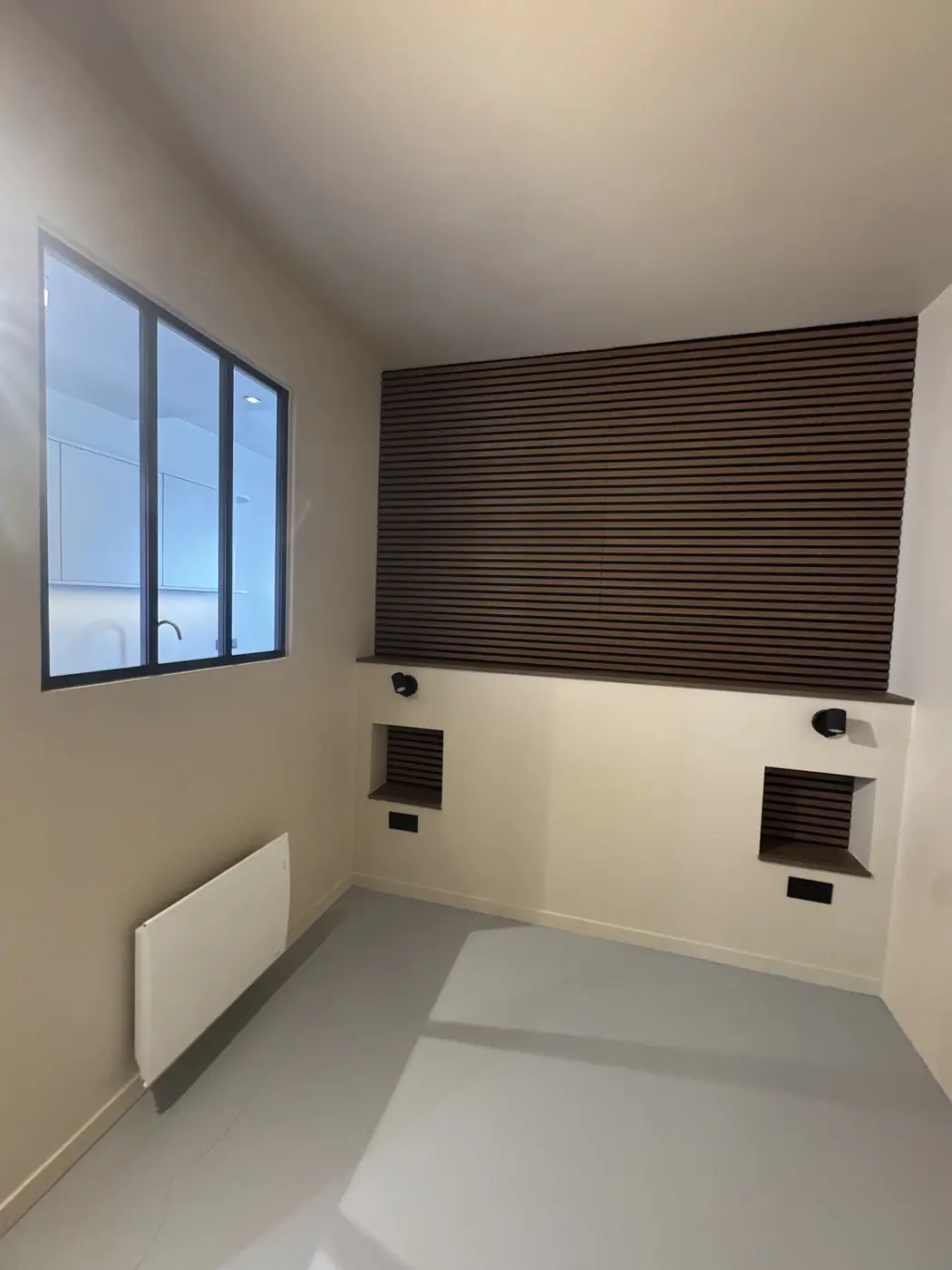 Chambre avec verrière et tête de lit bois