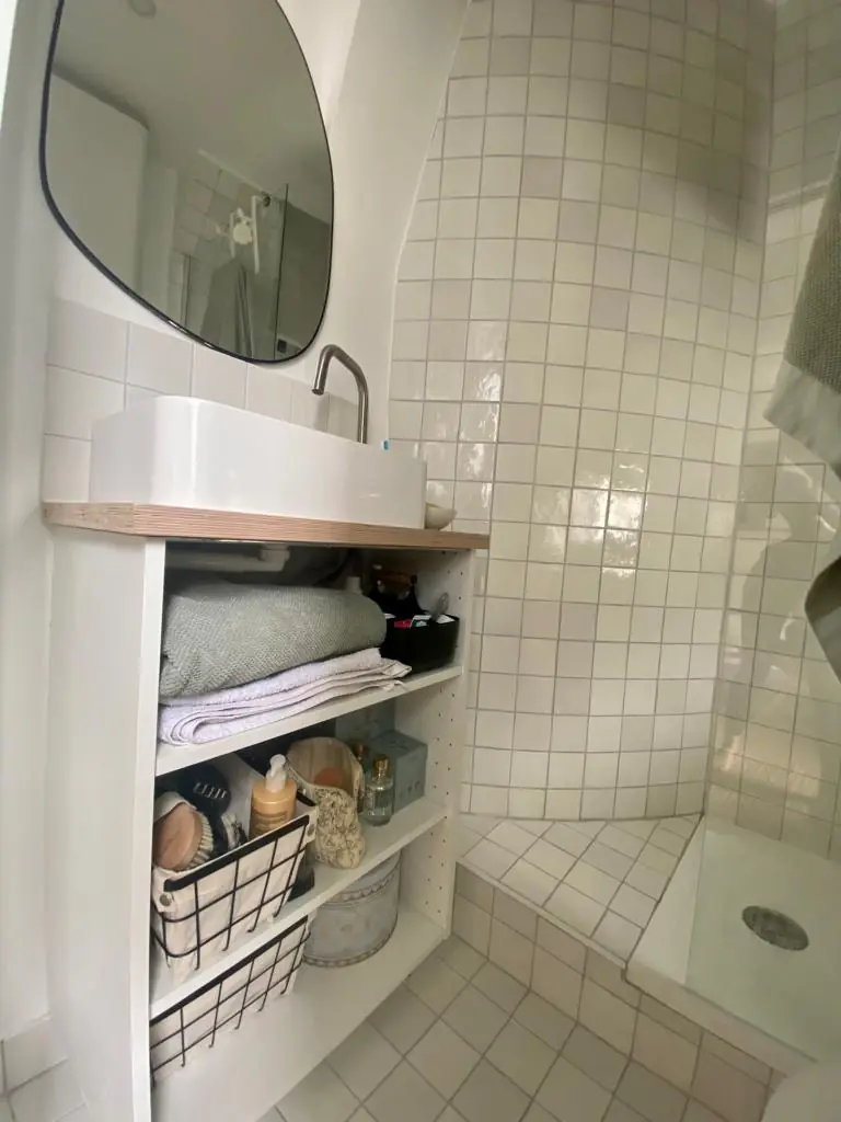 Salle d'eau en zellige blanc avec vasque et rangements