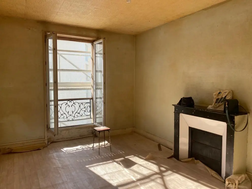 Studio avant travaux avec cheminée