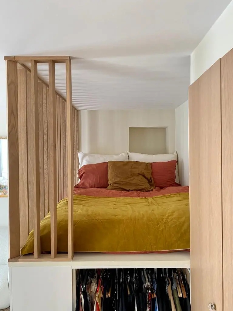 Lit en hauteur avec dressing intégré en dessous