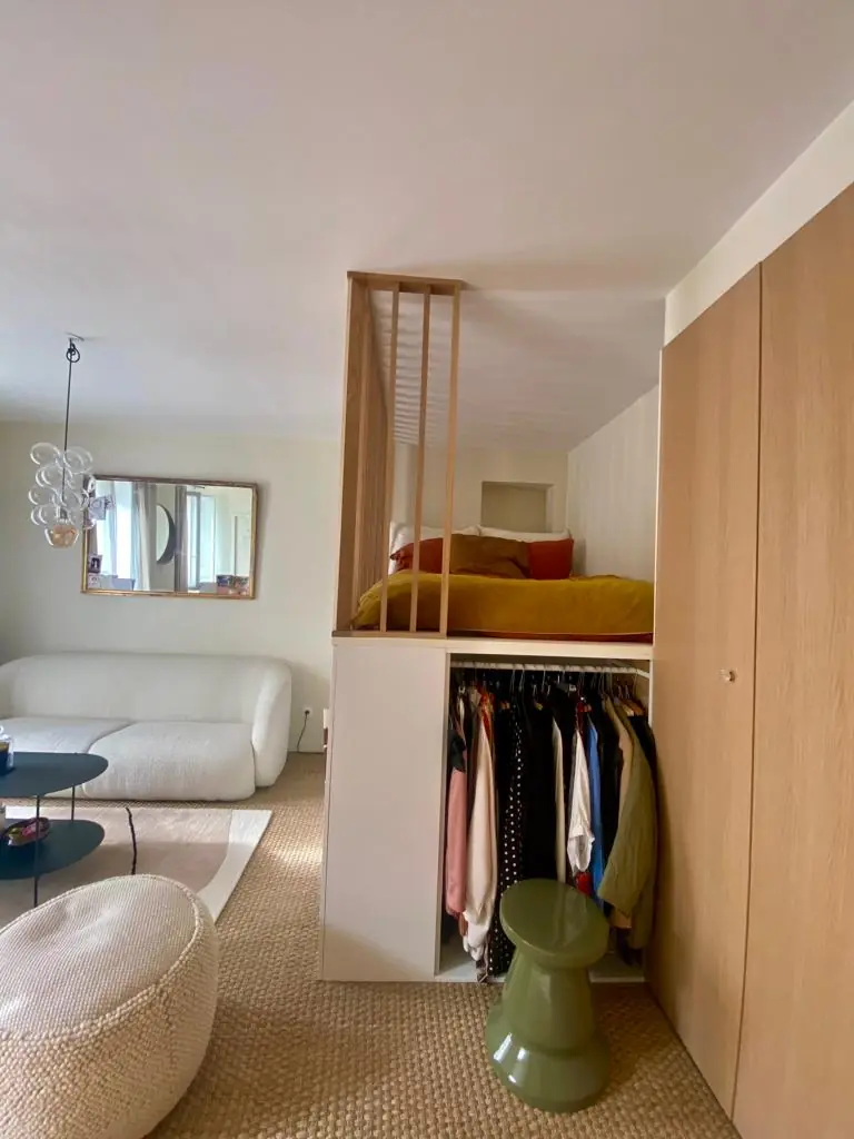 Dressing ouvert sous le lit en hauteur