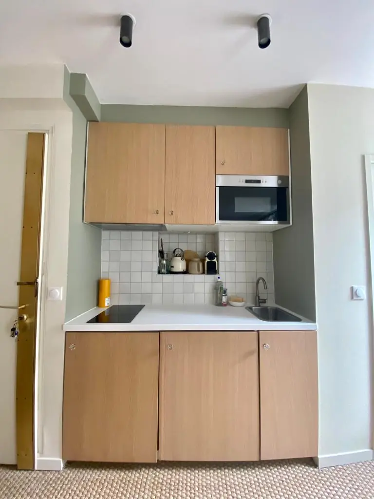 Kitchenette bois et façades claires