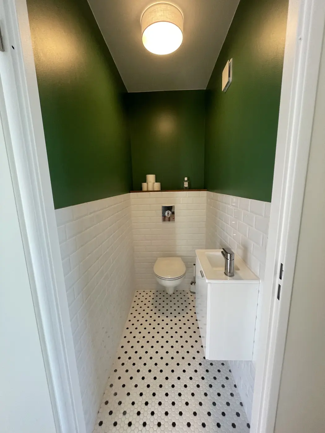 WC vert et carreaux ciment