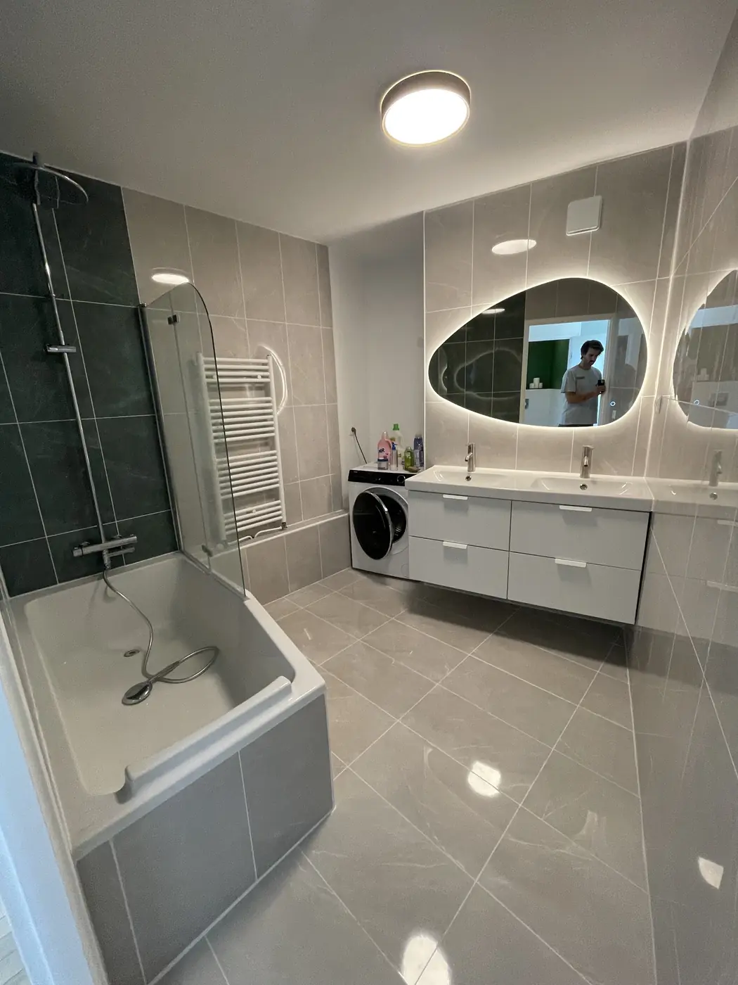 Salle de bains, double miroir et meuble suspendu