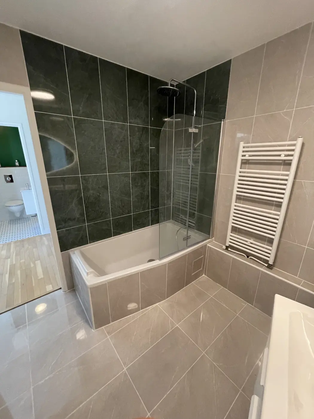 Salle de bains avec carrelage vert profond et baignoire, Asnières-sur-Seine