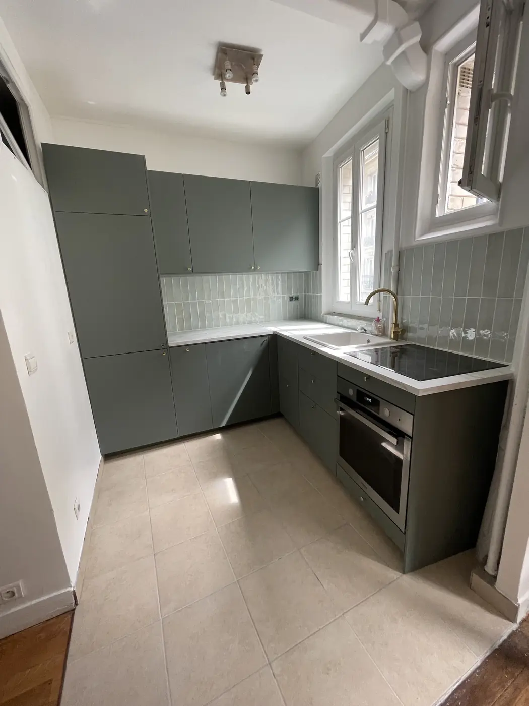 Cuisine vert de gris sur mesure, Paris 18e