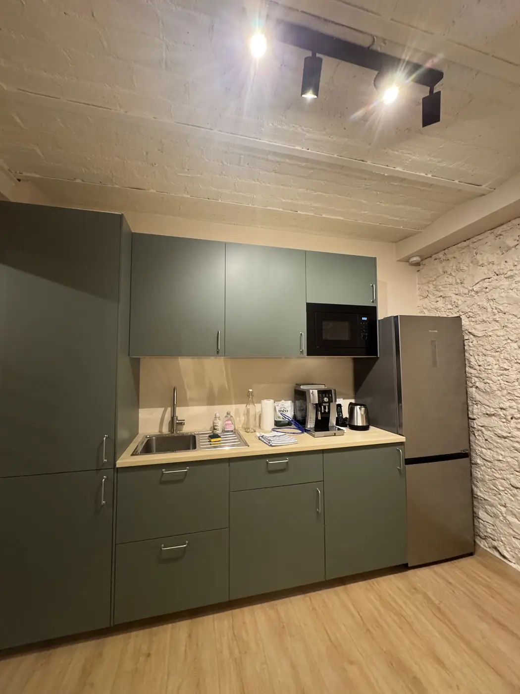 Kitchenette vert sauge et brique peinte