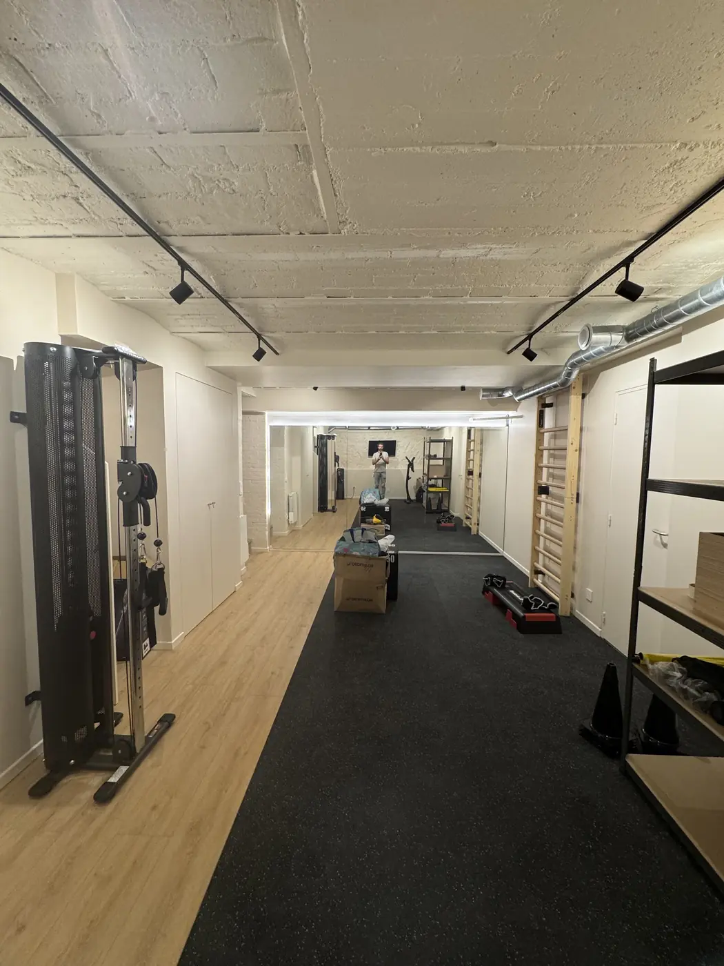 Espace sport d'un cabinet de santé, éclairage sur rails, Paris 13e