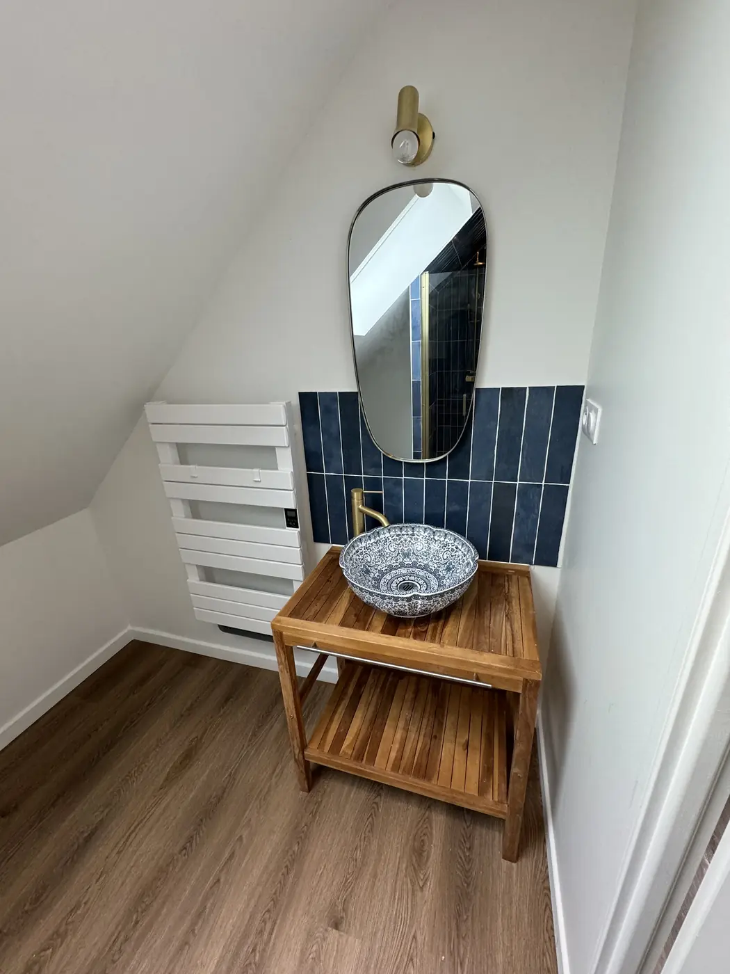 Meuble vasque bois, vasque en céramique et miroir