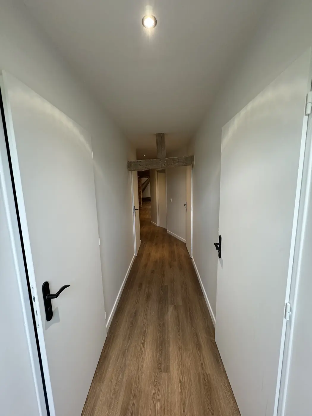 Couloir desservant les chambres sous combles